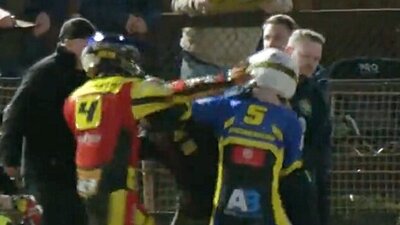 Hier holt Kyle Howart zum Schlag aus. Bild: Twitter, Official British Speedway