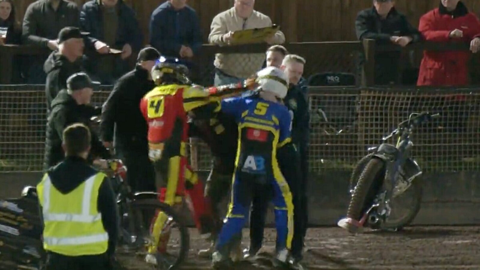 Hier holt Kyle Howart zum Schlag aus. Bild: Twitter, Official British Speedway