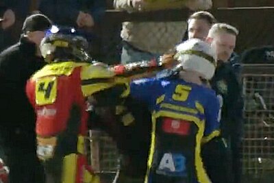 Hier holt Kyle Howart zum Schlag aus. Bild: Twitter, Official British Speedway