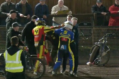 Hier holt Kyle Howart zum Schlag aus. Bild: Twitter, Official British Speedway