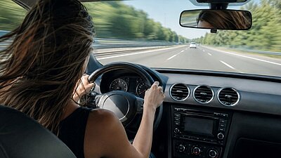 Eine Glarnerin wurde wegen mehrer Raserfahrten zu einer Freiheitsstrafe von vier Jahren verurteilt. Bild: Symbolbild KI generiert