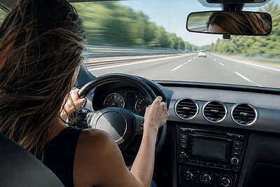 Eine Glarnerin wurde wegen mehrer Raserfahrten zu einer Freiheitsstrafe von vier Jahren verurteilt. Bild: Symbolbild KI generiert