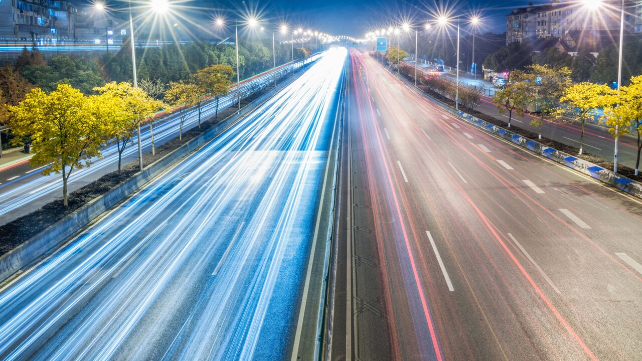 Strasse mit verschwommenn Lichtern