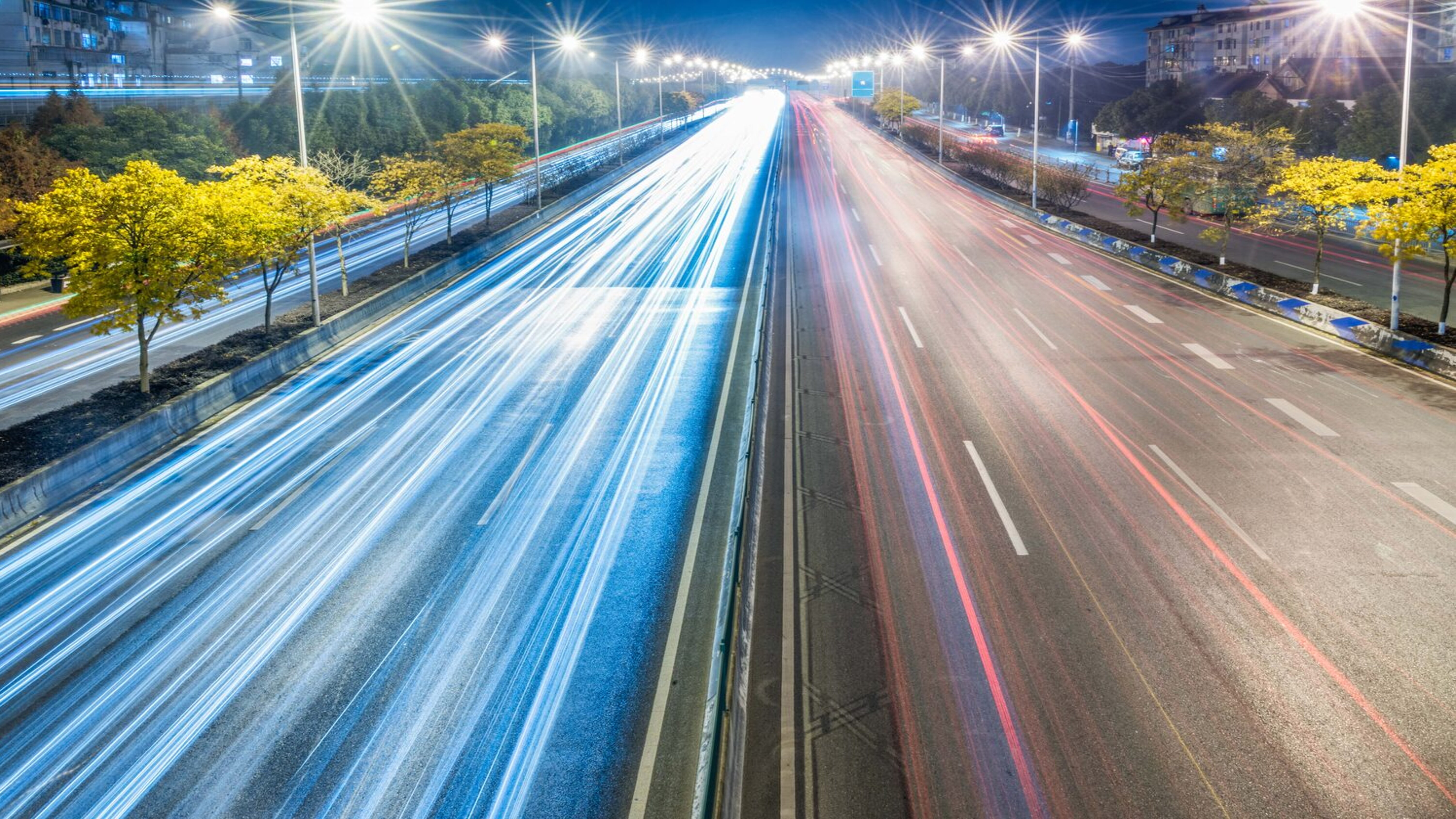 Strasse mit verschwommenn Lichtern