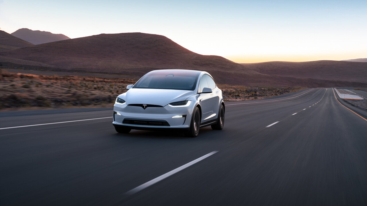 Tesla Model X in Fahrt von vorne