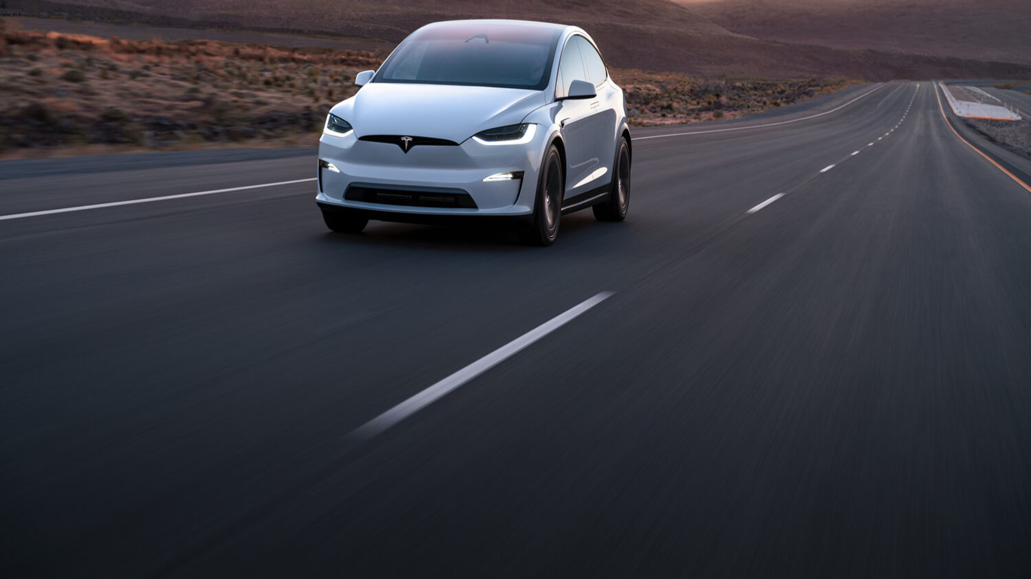 Tesla Model X in Fahrt von vorne