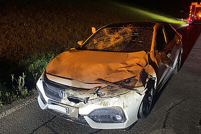 Am 20. September kam es in Neuheim ZG zu einem Wildunfall. Ein 51-jähriger Autolenker prallte mit seinem Wagen in einen Hirsch. Das Auto erlitt Totalschaden, der Fahrer blieb unverletzt und der Hirsch flüchtete in den Wald. Bild: Zuger Polizei