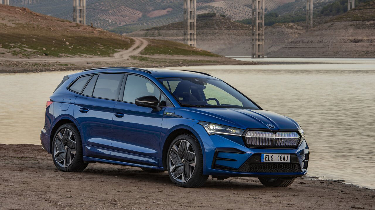 Skoda Enyaq an einem Ufer