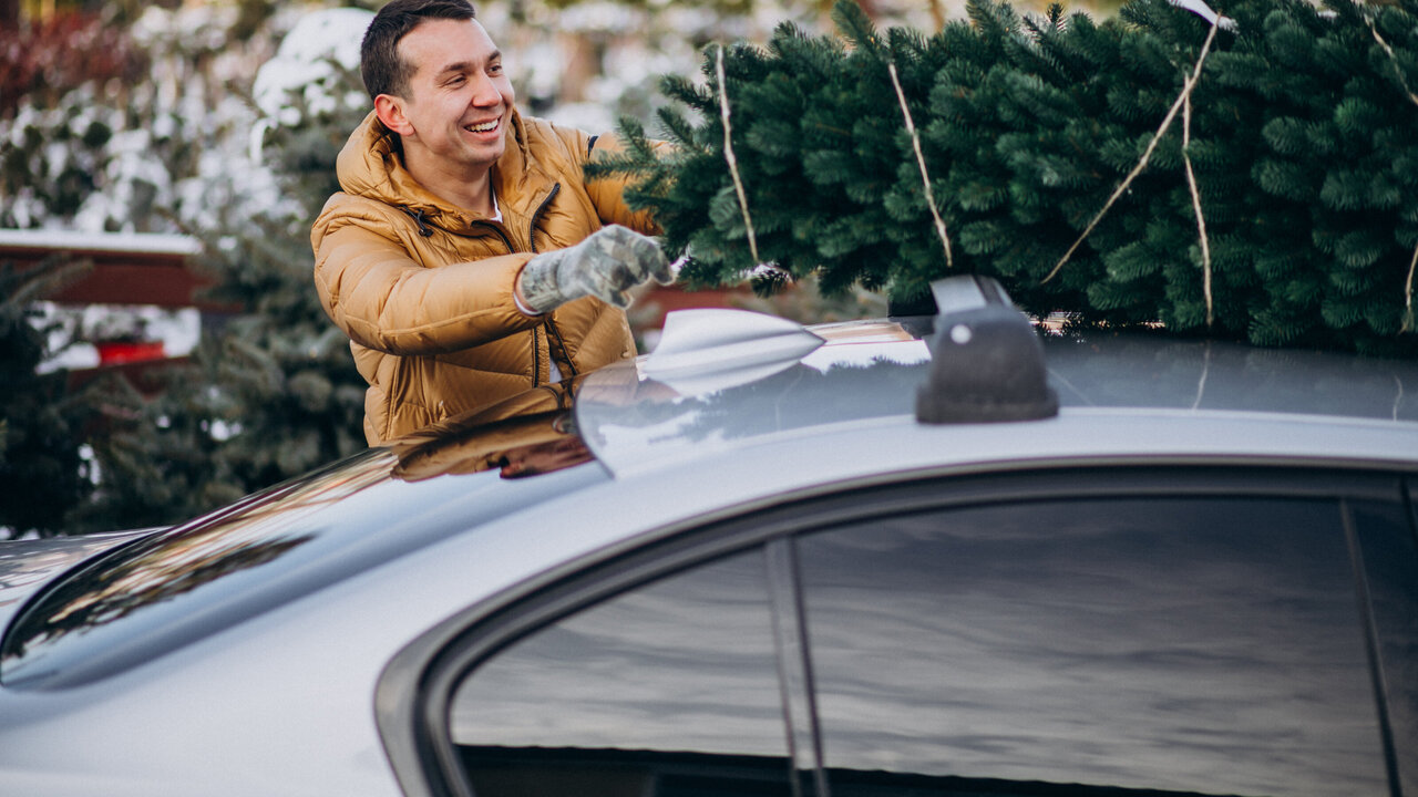 Der Tannenbaum muss so angebracht werden, dass er keine weiteren Verkehrsteilnehmende gefährden kann. Bild: freepik, senivpetro