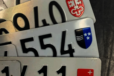 In der Schweiz gibt es 18 verschiedene Kontrollschilder für vier-, drei- und zweirädrige Fahrzeuge. Welche das sind und wann du welches brauchst, verrät dir STREETLIFE. Bild: Kantonspolizei Zürich