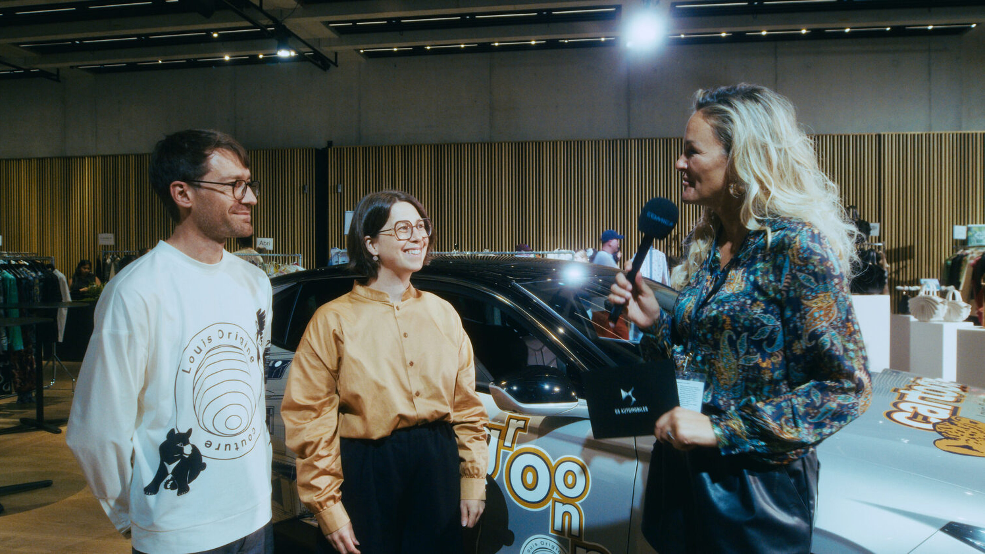 Louis Origine an der Mode Suisse vor ihrem Art Car