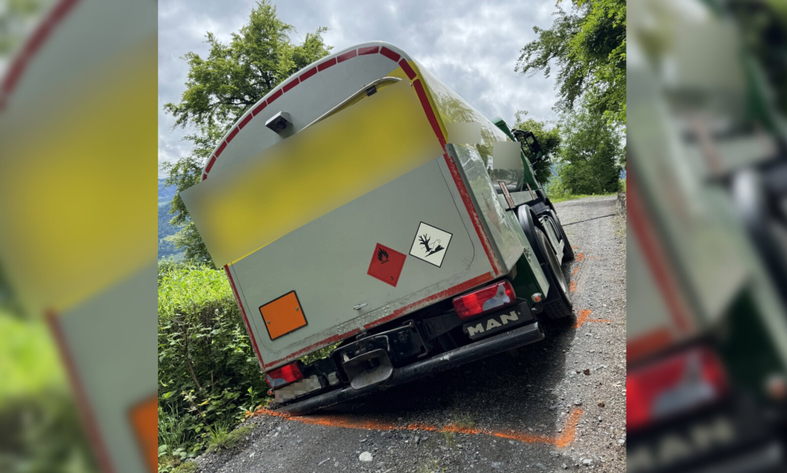 Die Tankfüllung musste durch die Feuerwehr umgepumpt werden. Bild: Kapo St. Gallen