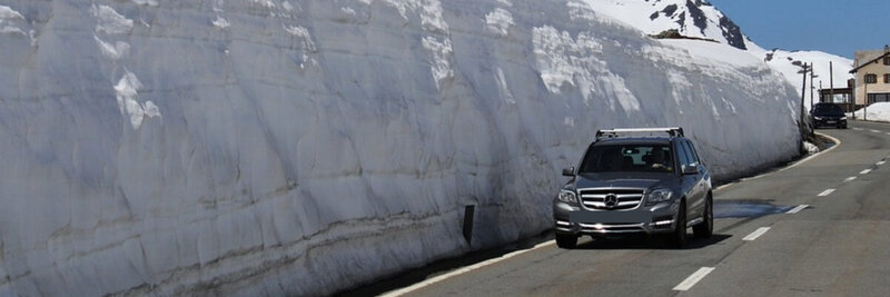 Wer hat Vortritt auf Bergstrassen oder wie mach ich mein Auto fit für die Berge? Auf über 1000 m.ü.M gibt es einige Regeln zu befolgen. Bild: Pixabay