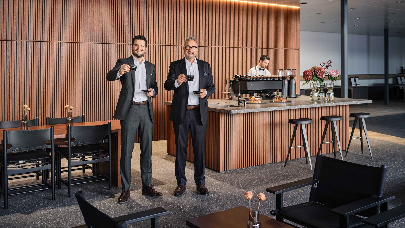 Marc und Kenny Eichenberger in der Kaffee-Bar ihres neuen Hauptsitzes in Dietlikon ZH