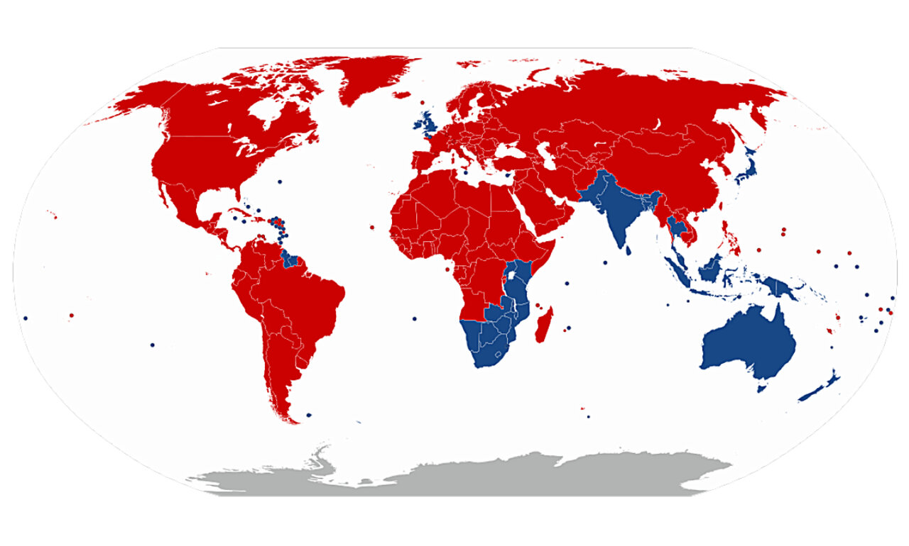 Weltweite Verteilung von Rechts- und Linksverkehr im Strassenverkehr. Rot = Rechtsverkehr / blau = Linksverkehr. Grafik: Wikipedia