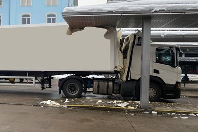 Der Anhänger musste durch ein spezialisiertes Abschleppunternehmen geborgen werden. Bild: Zuger Polizei