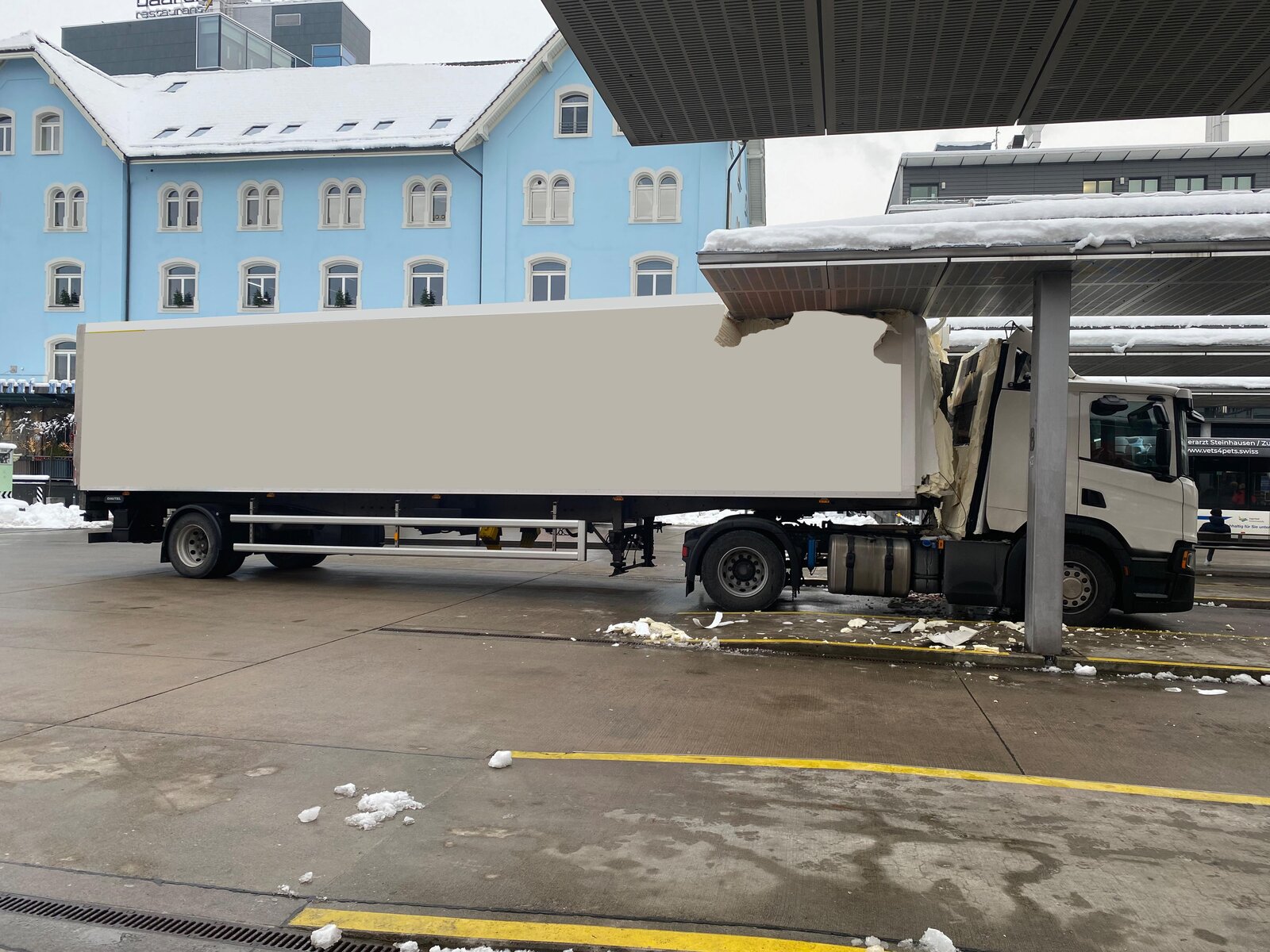 Der Anhänger musste durch ein spezialisiertes Abschleppunternehmen geborgen werden. Bild: Zuger Polizei