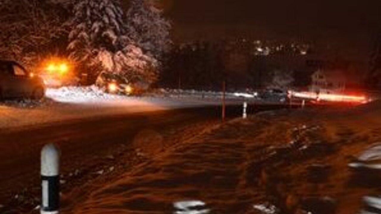 Am Sonntagabend kollidierten zwei Autos in Gais AR. Eine 26-jährige Lenkerin verlor auf der schneebedeckten Strasse die Kontrolle über ihren Wagen und krachte in ein entgegenkommendes Auto. Beide Frauen blieben unverletzt, jedoch erlitten beide Fahrzeuge Totalschaden und mussten abgeschleppt werden. Die Kantonspolizei stellte während der Unfallaufnahme fest, dass die 26-jährige Unfallverursacherin betrunken war und entzog ihr sofort den Führerschein. Bild: Kapo AR