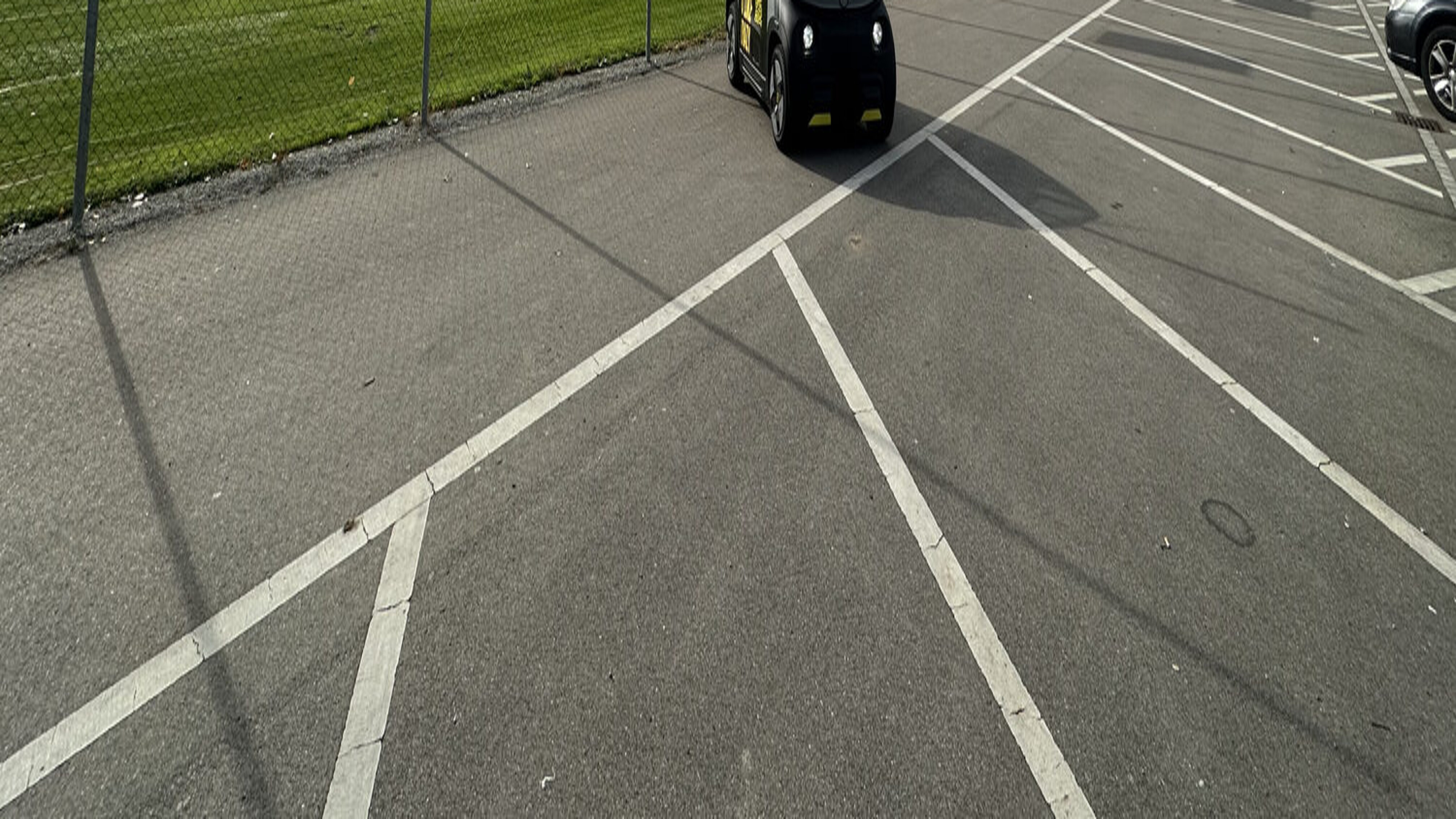 Parkplatz vor dem Stadion.