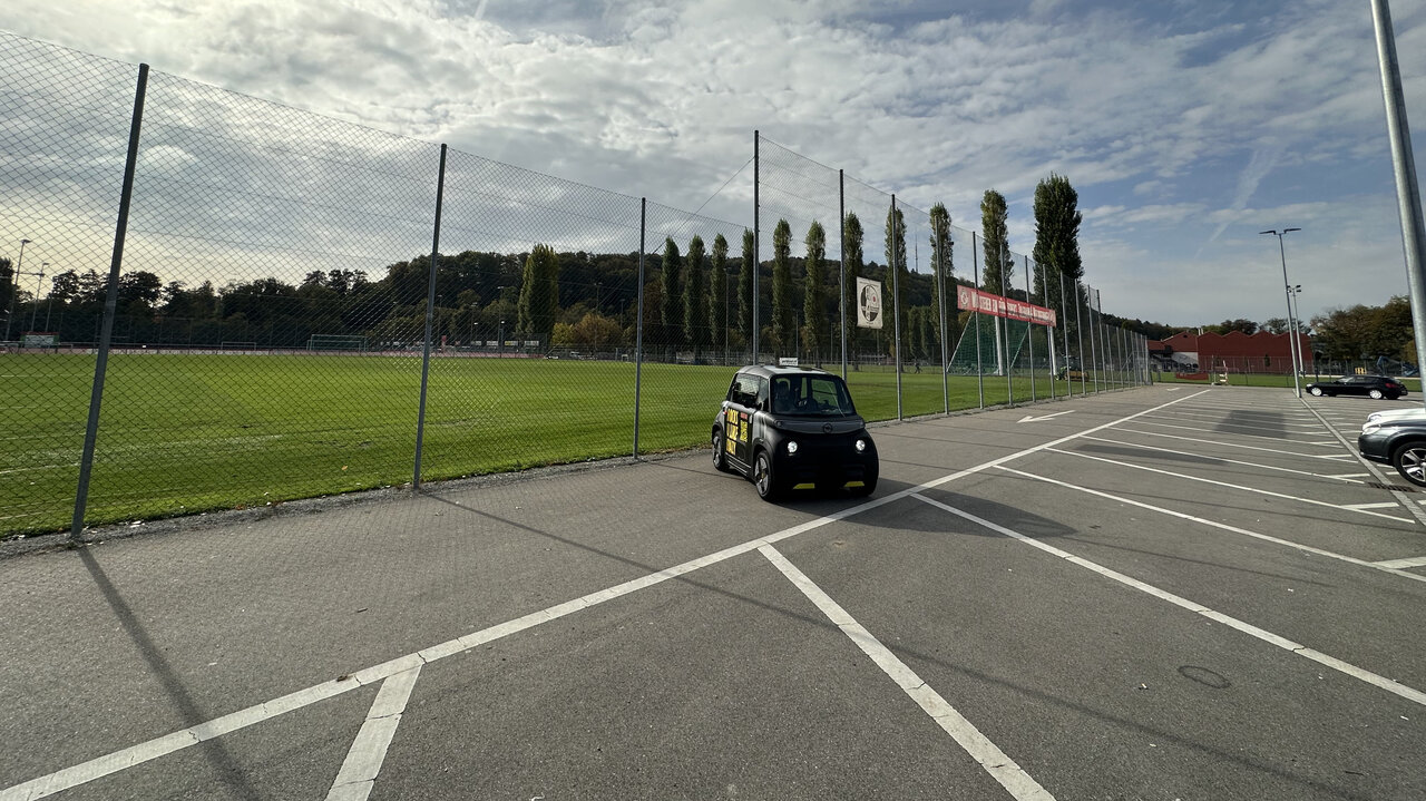 Parkplatz vor dem Stadion.