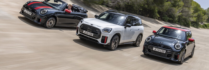 Drei verschiedene Mini in voller Fahrt