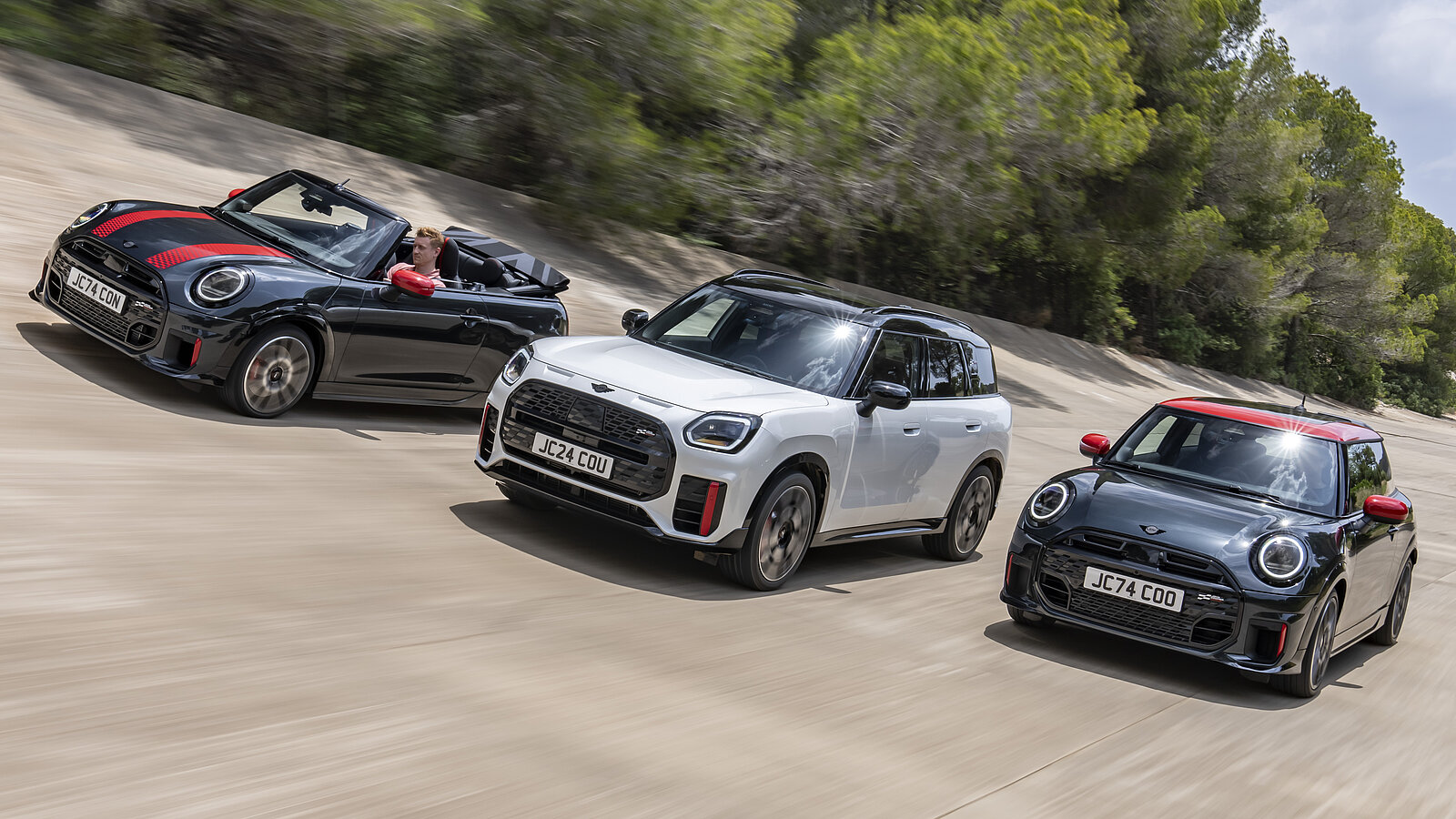 Drei verschiedene Mini in voller Fahrt