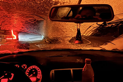 Ein Auto mit vereisten Scheiben