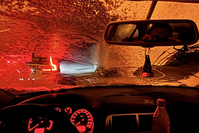 Ein Auto mit vereisten Scheiben