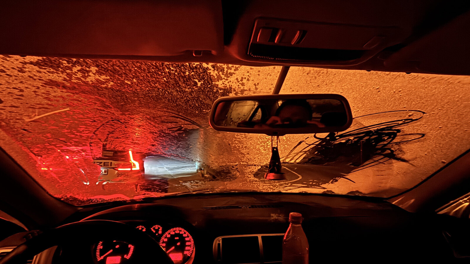 Ein Auto mit vereisten Scheiben