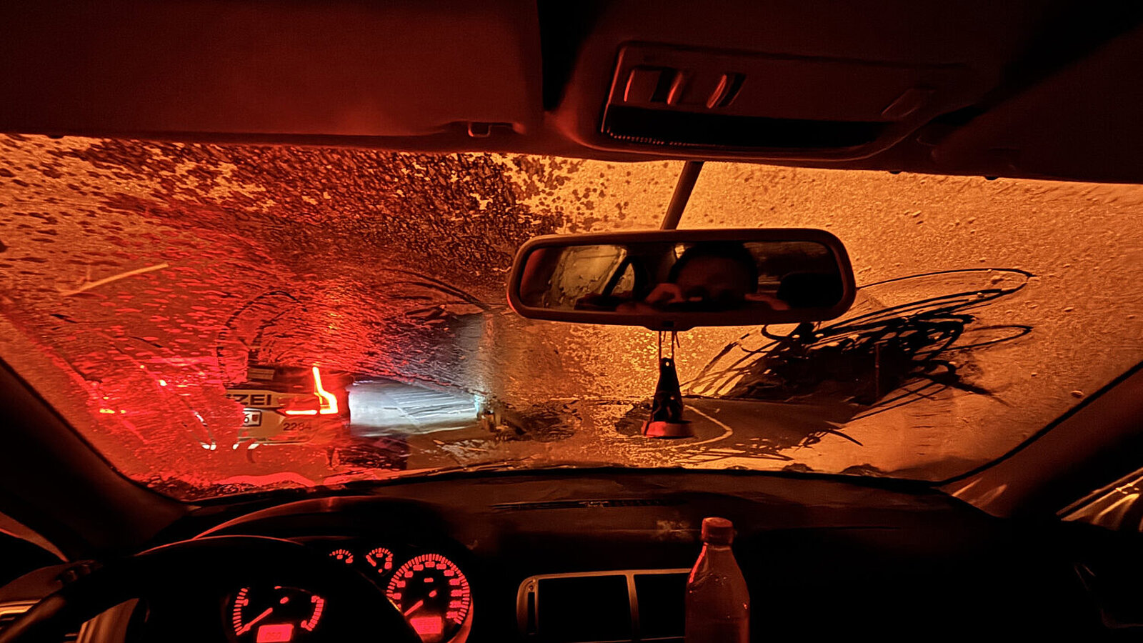 Ein Auto mit vereisten Scheiben