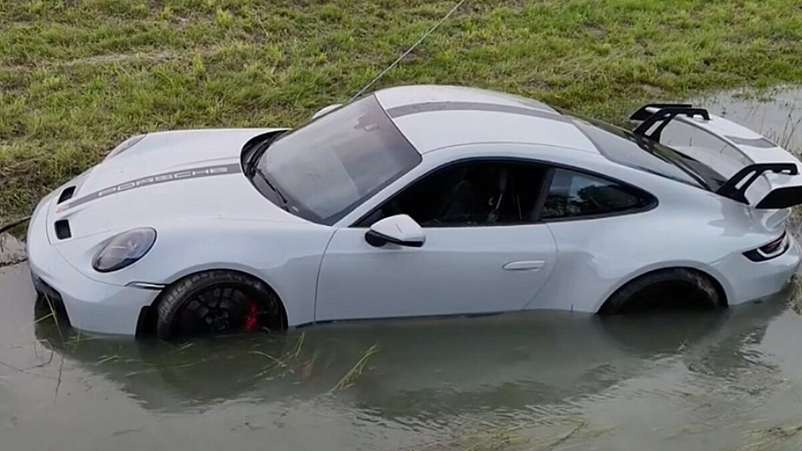 Der Wagen soff regelrecht ab. Bild: Screenshot BRK News, Youtube