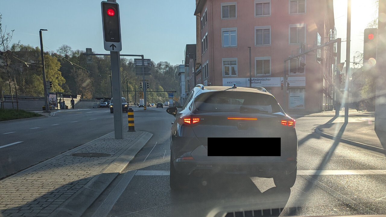 Auto steht an der Ampel