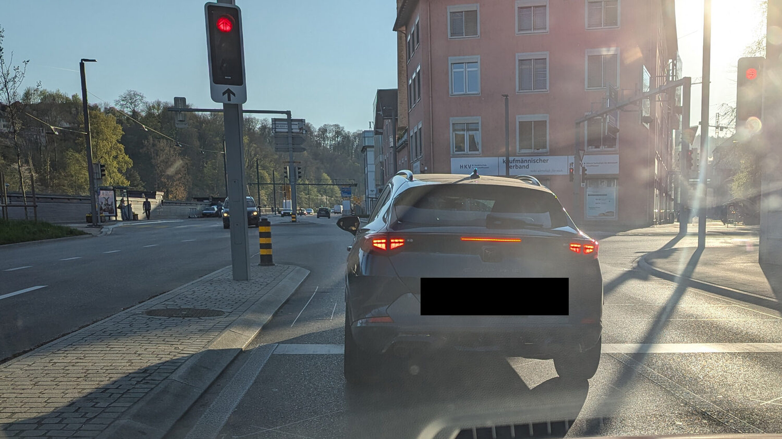 Auto steht an der Ampel