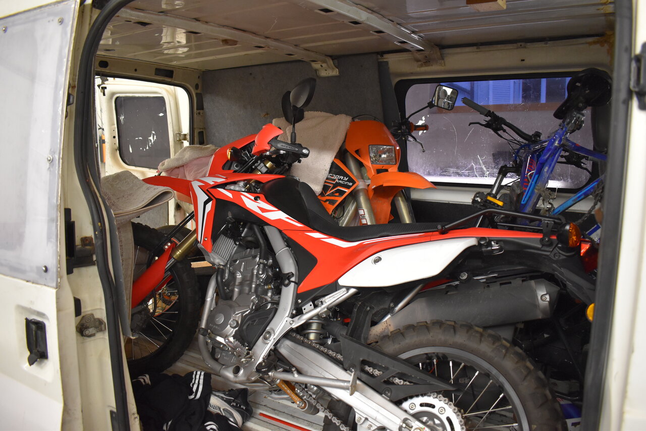 Zwei Motorräder und zwei E-Bikes hatten zwei rumänische Staatsbürger in der Schweiz gestohlen. Bild: BAZG