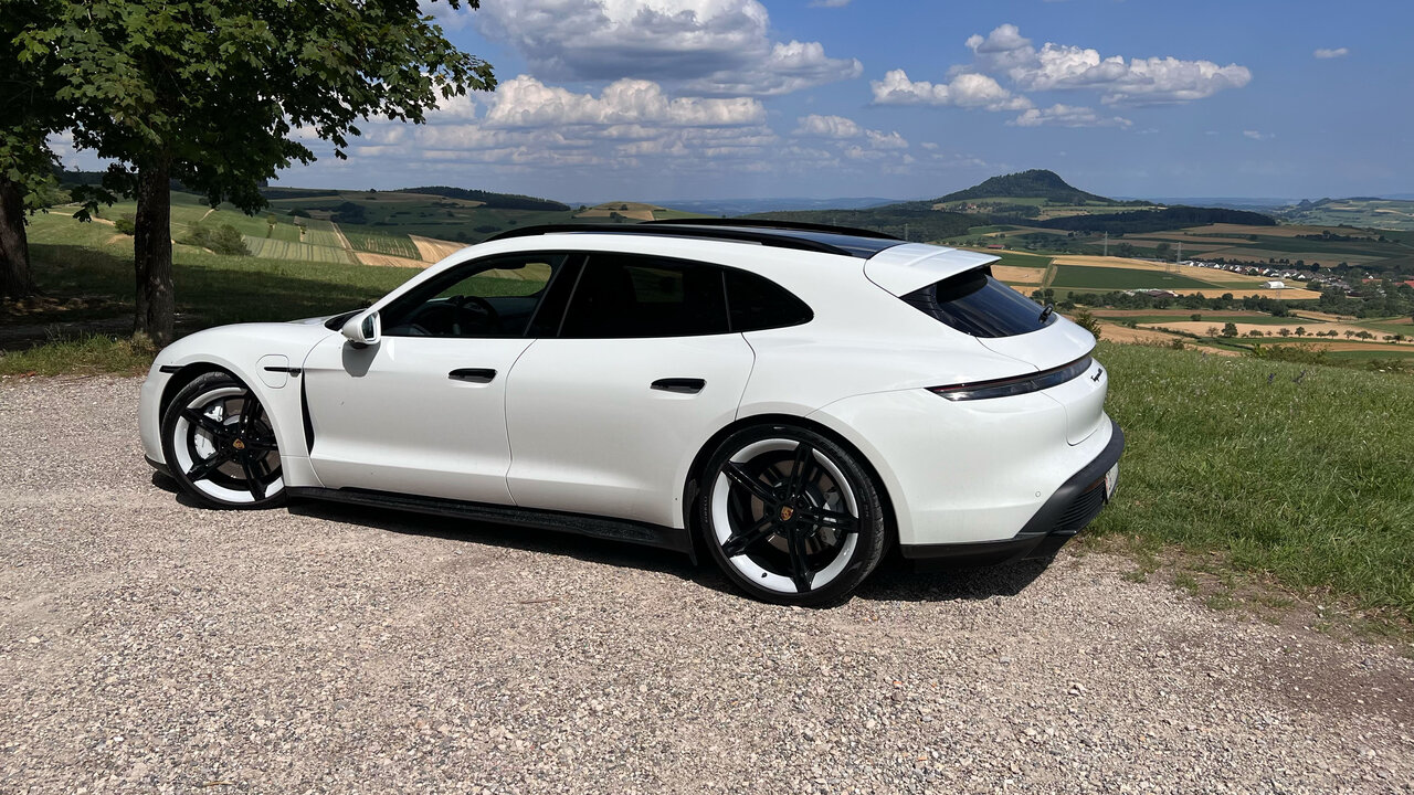 Heckansicht des Porsche Taycan GTS Sport Turismo