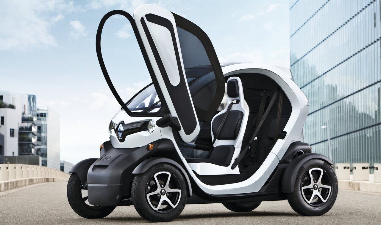 Der Renault Twizy mit offenen Scherentüren.