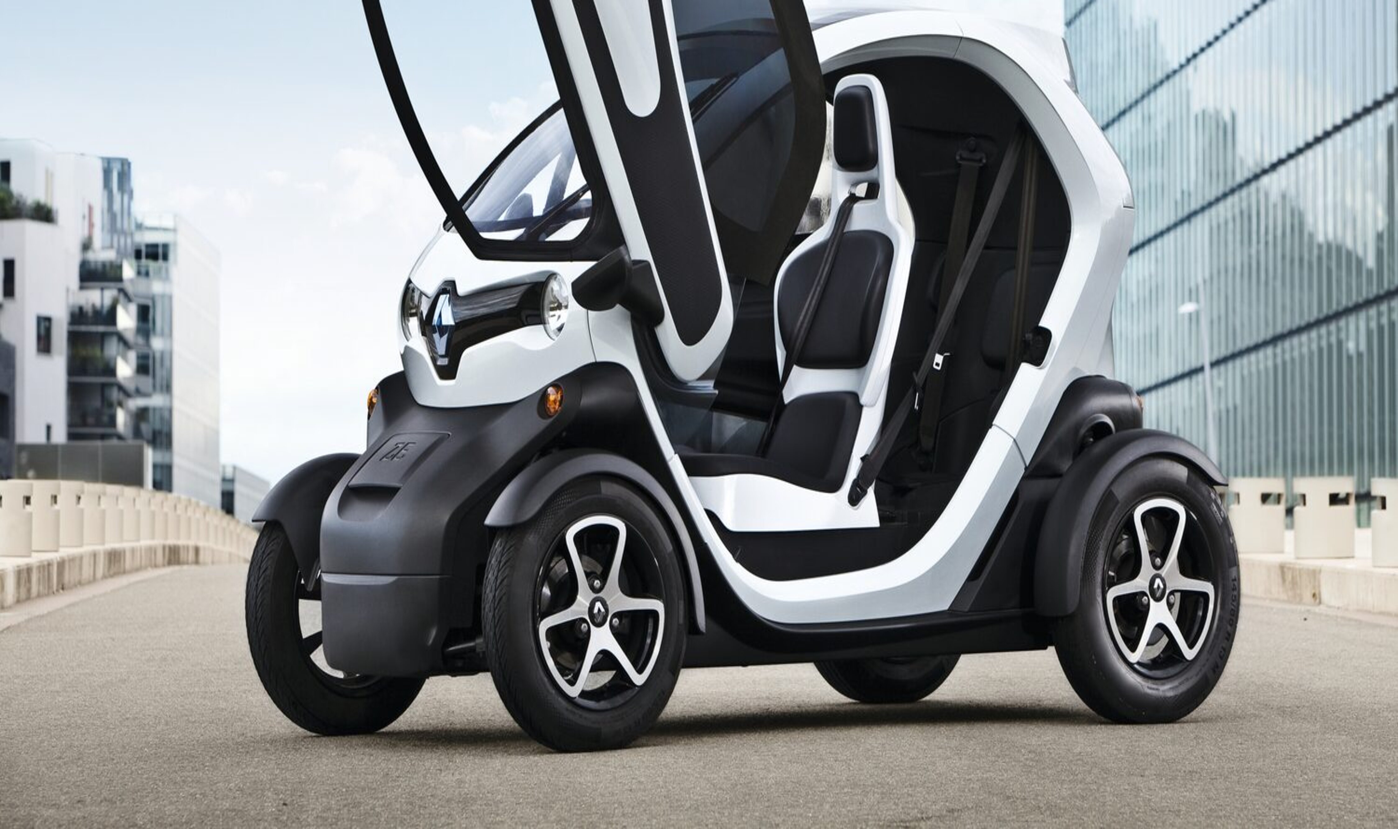Der Renault Twizy mit offenen Scherentüren.