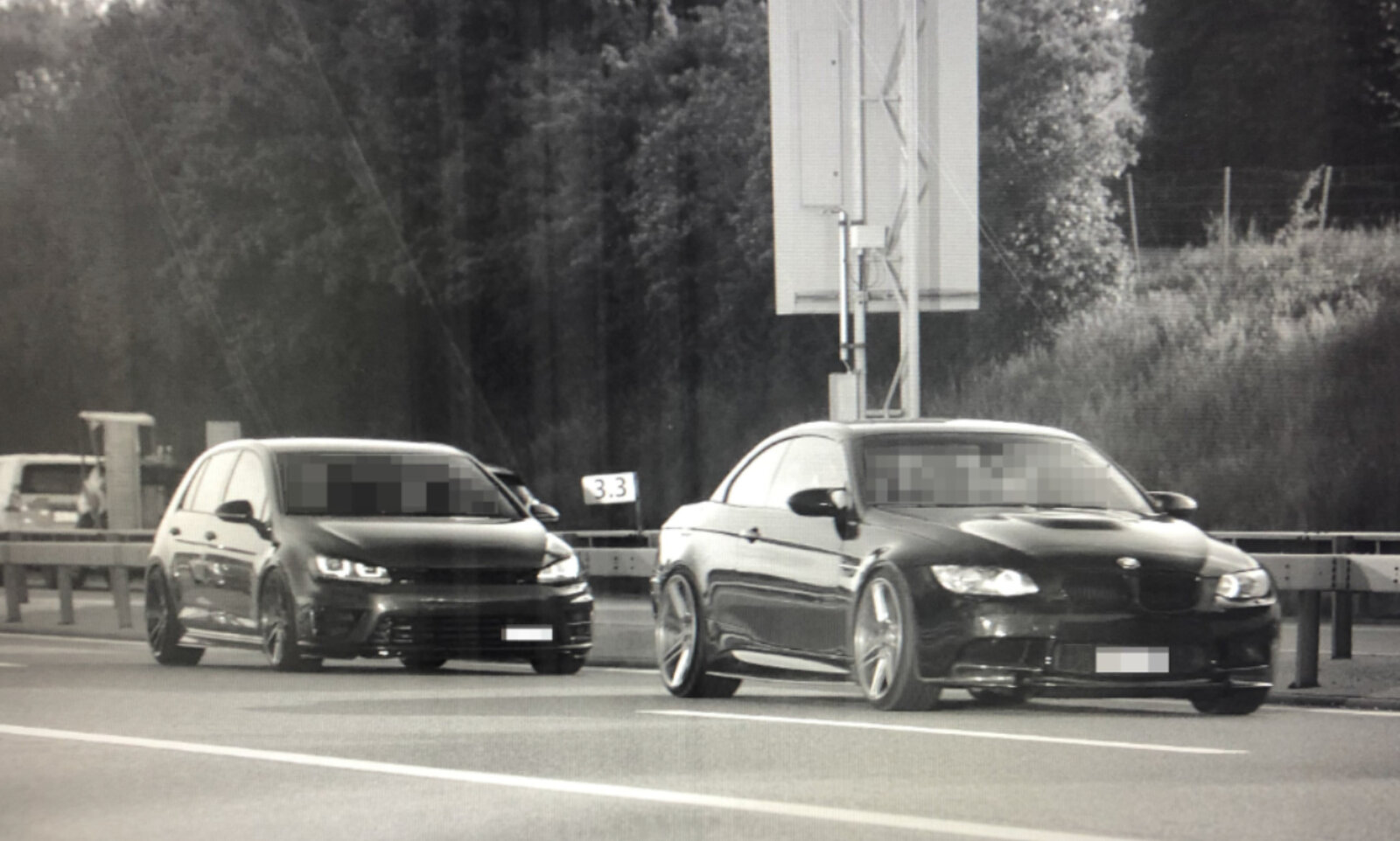 Die Lenkenden der Boliden wechselten hintereinanderfahrend ohne Rücksicht auf andere Verkehrsteilnehmende wiederholt die Fahrspur. Symbolbild: Kantonspolizei Thurgau