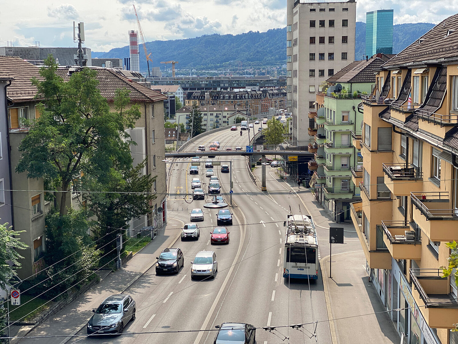 Die Rosengartenstrasse ist eine wichtige Hauptverkehrsachse in Zürich. Die Stadt hat eine Entschleunigung der Route geplant. Das hat jetzt die Kantonspolizei Zürich untersagt. Bild: Linus Barta.