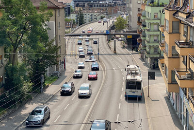 Die Rosengartenstrasse ist eine wichtige Hauptverkehrsachse in Zürich. Die Stadt hat eine Entschleunigung der Route geplant. Das hat jetzt die Kantonspolizei Zürich untersagt. Bild: Linus Barta.