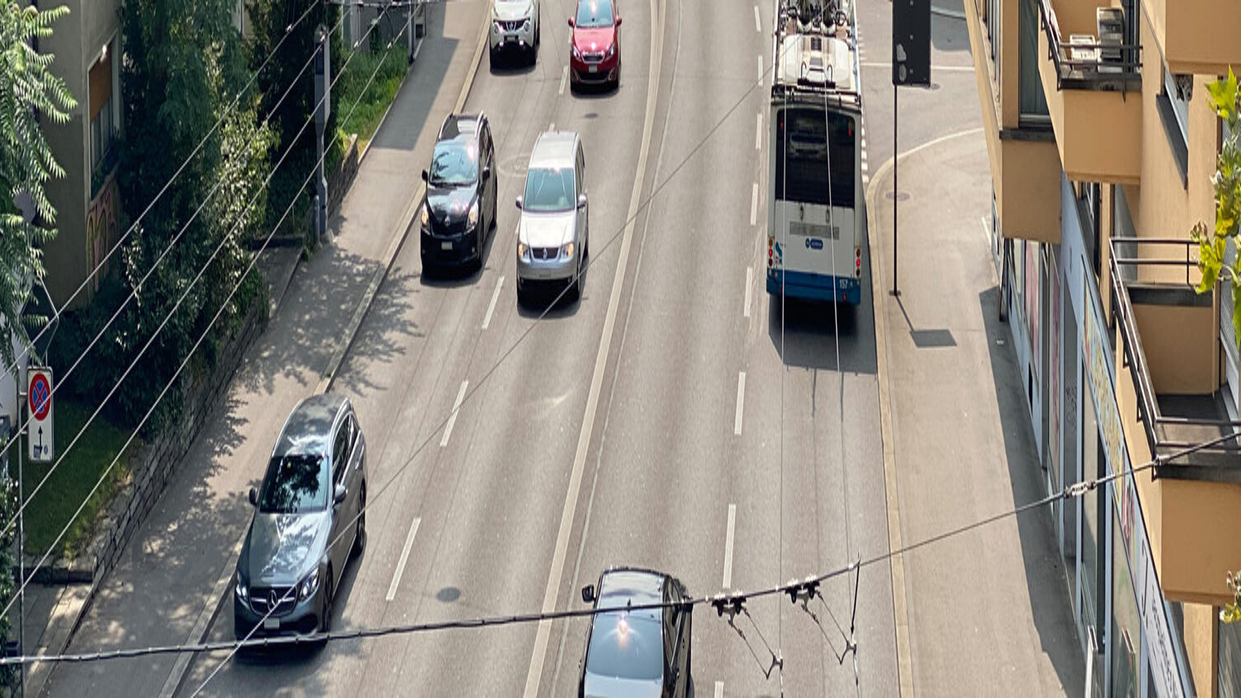 Kein Tempo 30 auf der Rosengartenstrasse in Zürich. Hier fahren täglich 55'000 Fahrzeuge durch. Bild: STREETLIFE