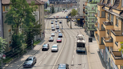Die Rosengartenstrasse ist eine wichtige Hauptverkehrsachse in Zürich. Die Stadt hat eine Entschleunigung der Route geplant. Das hat jetzt die Kantonspolizei Zürich untersagt. Bild: Linus Barta.