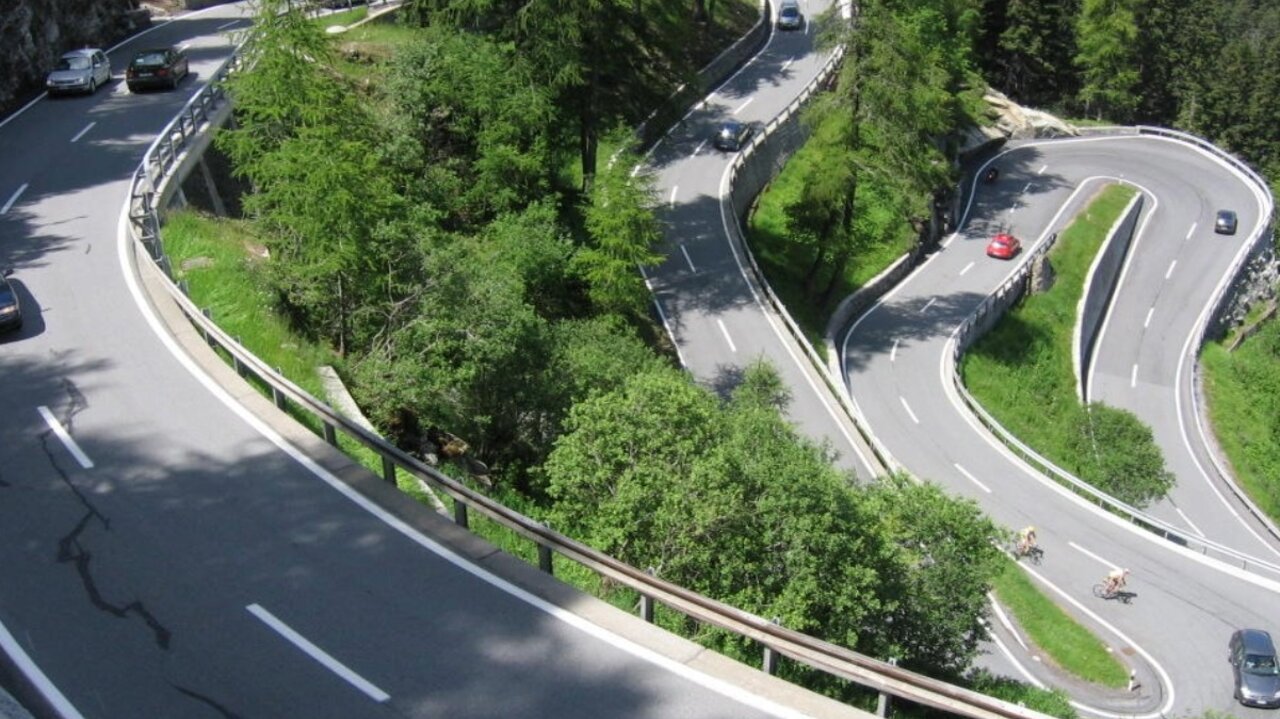 Bei Hauptstrassen gibt es unterschliedliche Besitzverhältnisse. Sie können dem Bund, dem Kanton aber auch einer Gemeinde zugeordnet sein. Bild: JimmyGimlet, Wikipedia