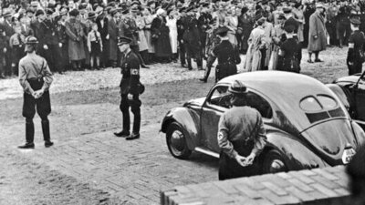 1934 beschloss Adolf Hitler, auch in Deutschland ein billiges, zuverlässiges Auto auf den Markt zu bringen. 1937 wurde die Volkswagenwerk GmbH von der nationalsozialistischen Deutschen Arbeitsfront gegründet. Bild: volkswagen-group.com