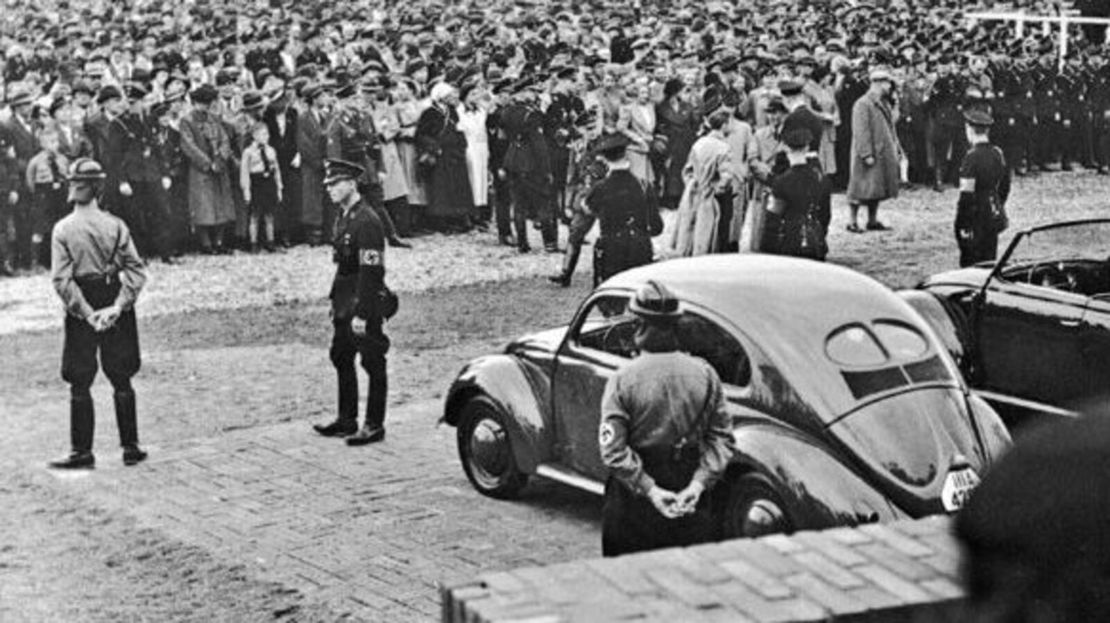 1934 beschloss Adolf Hitler, auch in Deutschland ein billiges, zuverlässiges Auto auf den Markt zu bringen. 1937 wurde die Volkswagenwerk GmbH von der nationalsozialistischen Deutschen Arbeitsfront gegründet. Bild: volkswagen-group.com