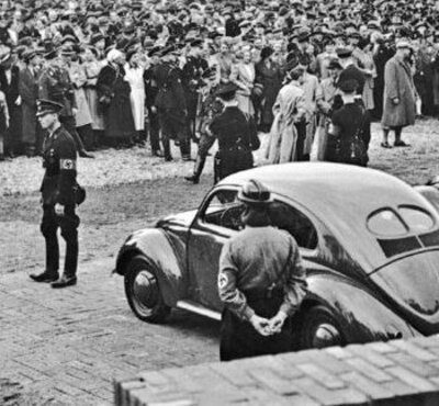 1934 beschloss Adolf Hitler, auch in Deutschland ein billiges, zuverlässiges Auto auf den Markt zu bringen. 1937 wurde die Volkswagenwerk GmbH von der nationalsozialistischen Deutschen Arbeitsfront gegründet. Bild: volkswagen-group.com