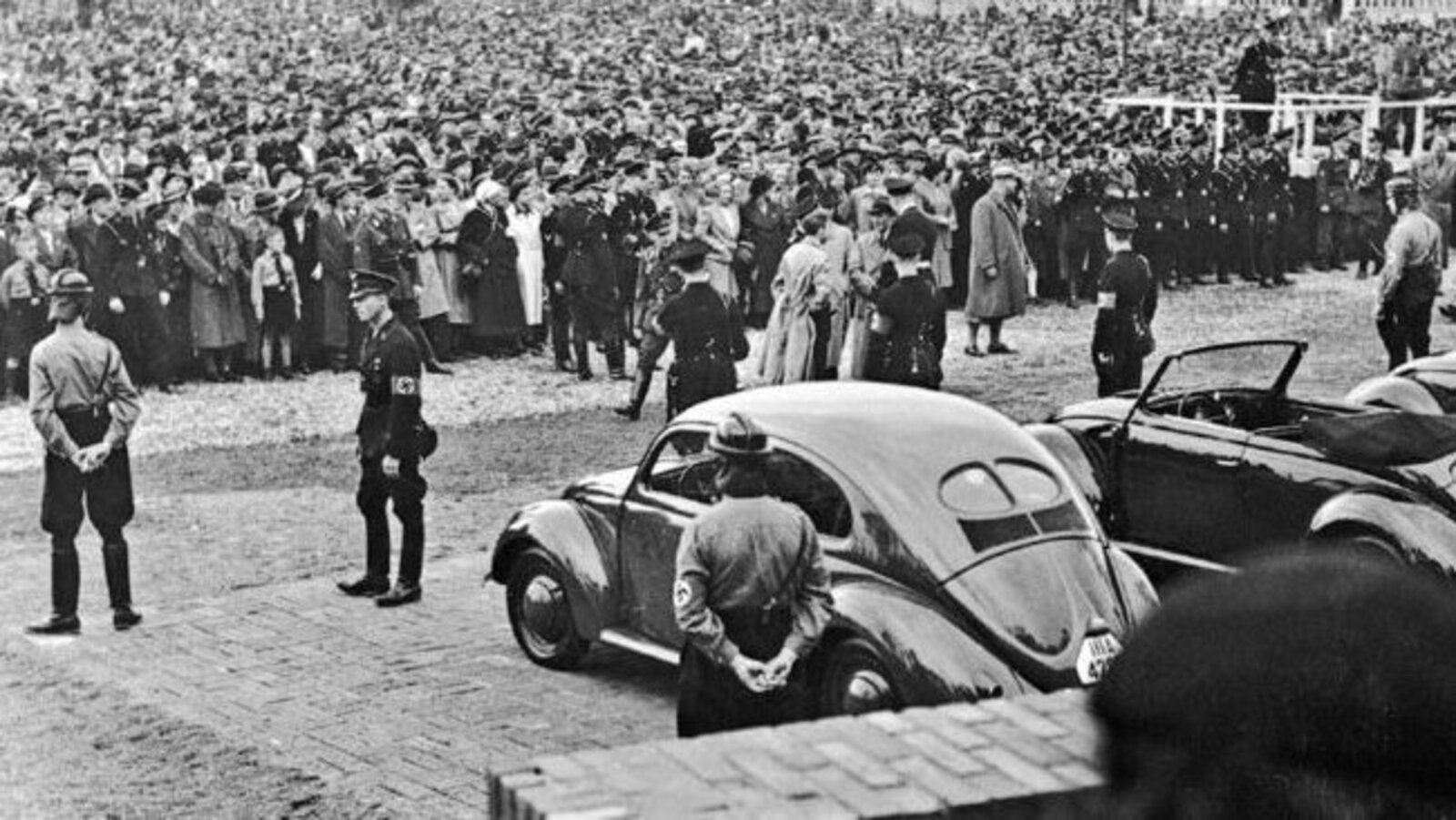1934 beschloss Adolf Hitler, auch in Deutschland ein billiges, zuverlässiges Auto auf den Markt zu bringen. 1937 wurde die Volkswagenwerk GmbH von der nationalsozialistischen Deutschen Arbeitsfront gegründet. Bild: volkswagen-group.com