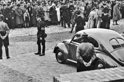 1934 beschloss Adolf Hitler, auch in Deutschland ein billiges, zuverlässiges Auto auf den Markt zu bringen. 1937 wurde die Volkswagenwerk GmbH von der nationalsozialistischen Deutschen Arbeitsfront gegründet. Bild: volkswagen-group.com