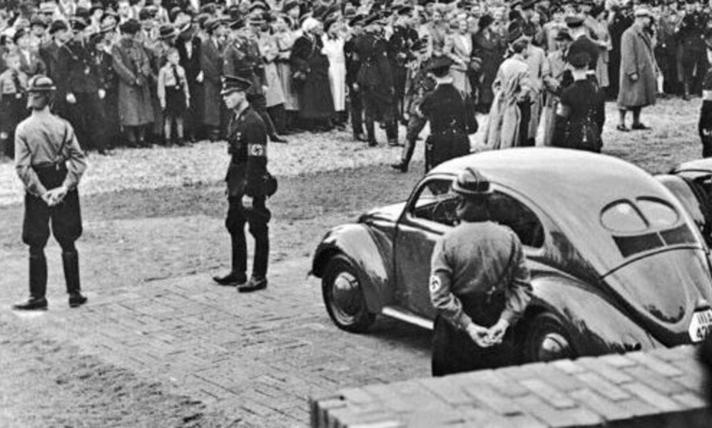 1934 beschloss Adolf Hitler, auch in Deutschland ein billiges, zuverlässiges Auto auf den Markt zu bringen. 1937 wurde die Volkswagenwerk GmbH von der nationalsozialistischen Deutschen Arbeitsfront gegründet. Bild: volkswagen-group.com