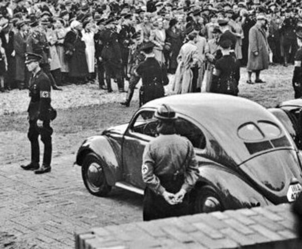 1934 beschloss Adolf Hitler, auch in Deutschland ein billiges, zuverlässiges Auto auf den Markt zu bringen. 1937 wurde die Volkswagenwerk GmbH von der nationalsozialistischen Deutschen Arbeitsfront gegründet. Bild: volkswagen-group.com